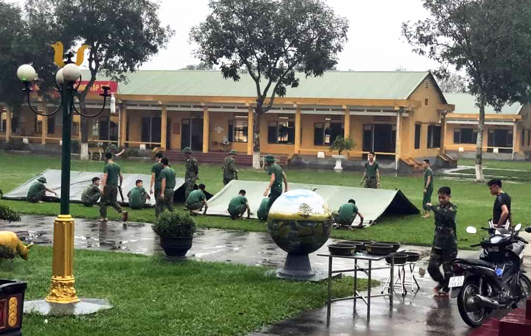 Hết lòng phục vụ nhân dân trong khu cách ly

